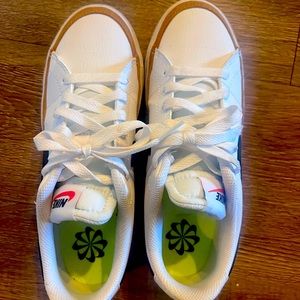 Women’s Size 7 Nike Court Legacy